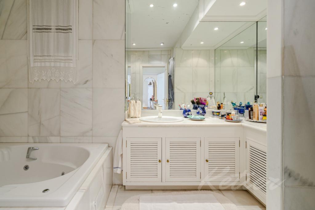 Bare Ownership Apartment in Madrid Bathroom