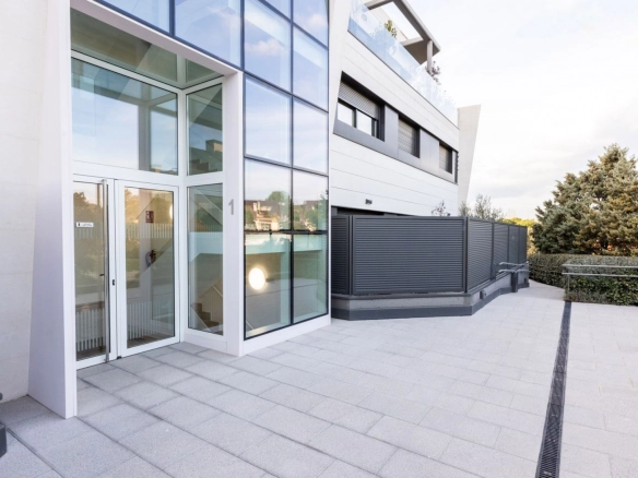 Atico en Boadilla del Monte Entrada Edificio