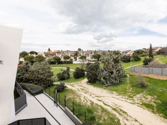 Atico en Boadilla del Monte Entrada Vistas Urbanizacion