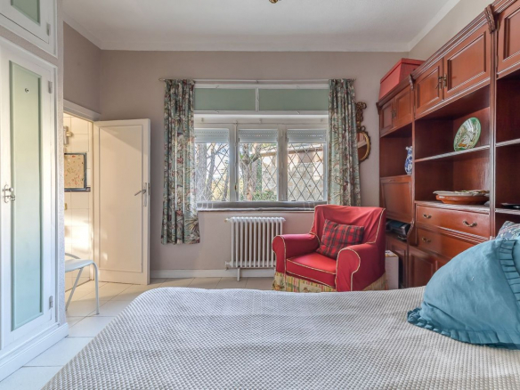 Chalet Gran Parcela Dormitorio Servicio