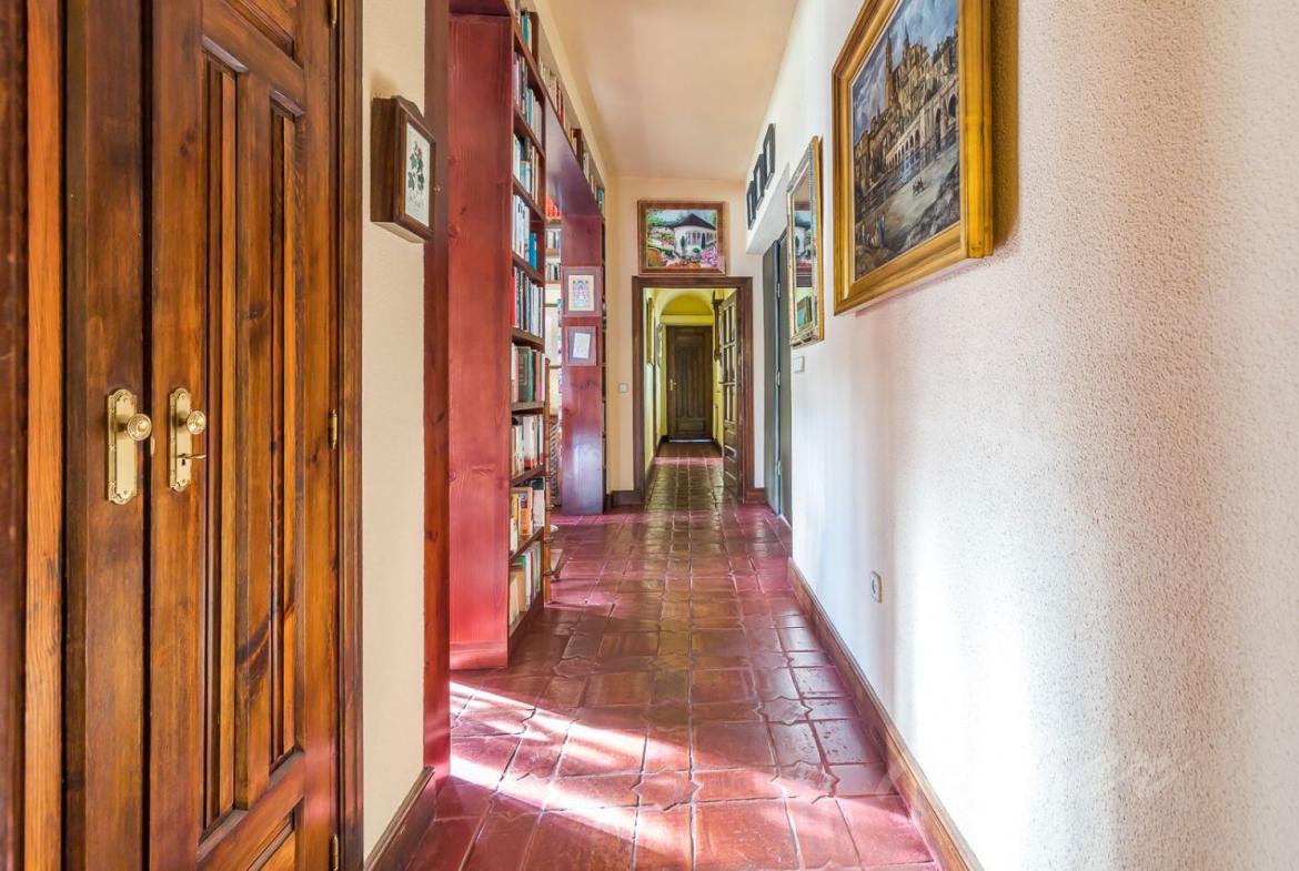 Chalet Gran Parcela Pasillo Despacho