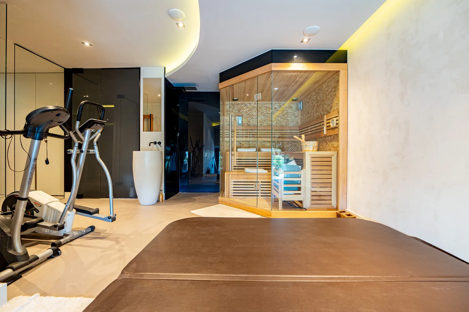Detached villa in Las Rozas Golf Club, spa room