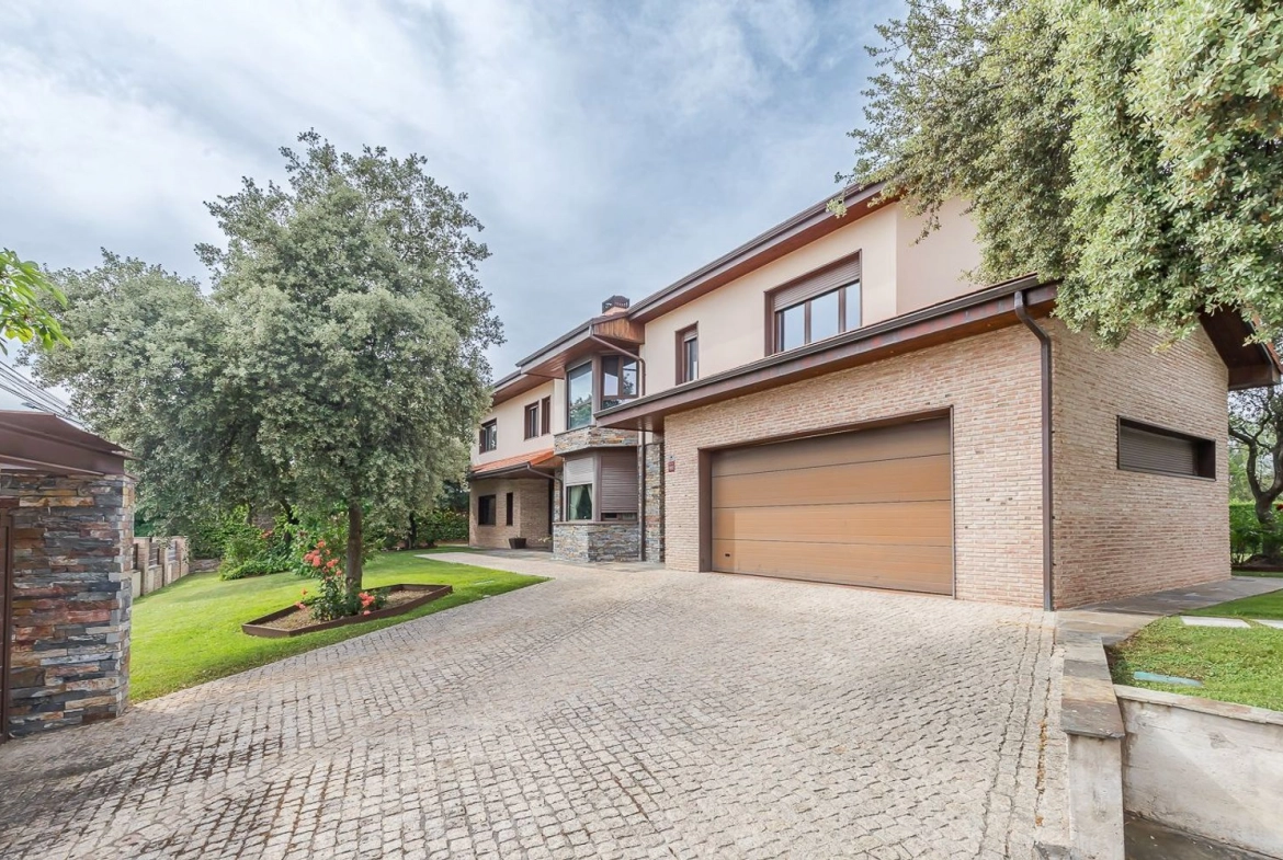 Chalet Independiente El Bosque Villaviciosa de Odon Entrada Garaje