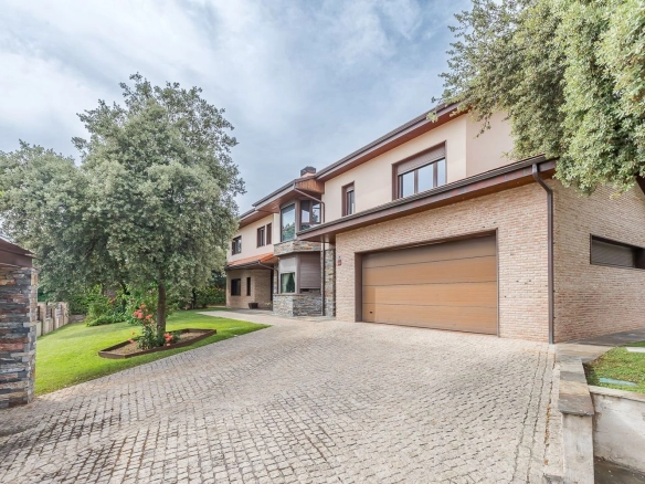 Chalet Independiente El Bosque Villaviciosa de Odon Entrada Garaje