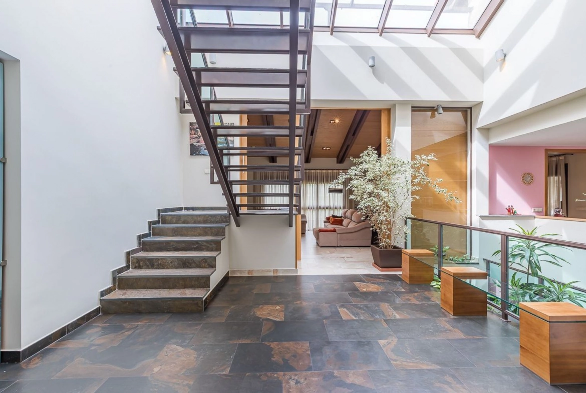 Chalet Independiente El Bosque Villaviciosa de Odon Escaleras