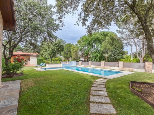 Chalet Independiente El Bosque Villaviciosa de Odon Piscina