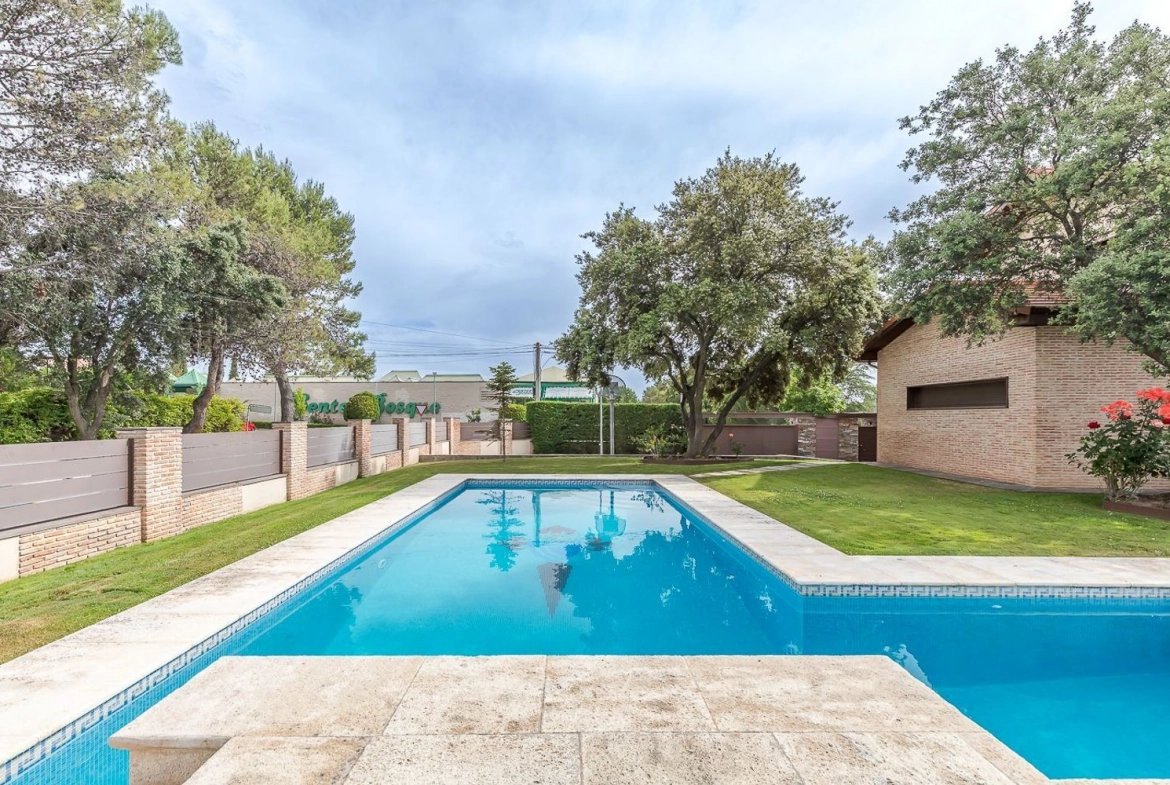 Chalet Independiente El Bosque Villaviciosa de Odon Piscina