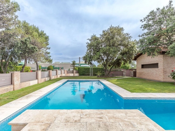 Chalet Independiente El Bosque Villaviciosa de Odon Piscina