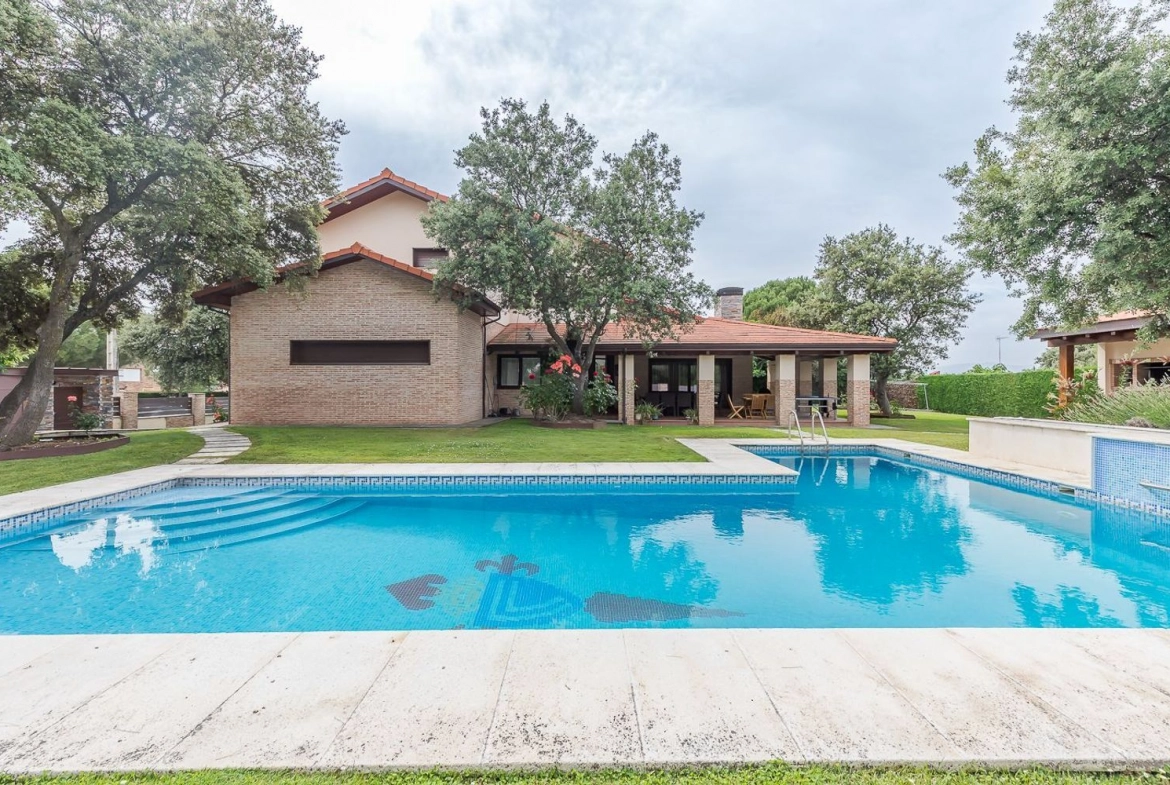 Chalet Independiente El Bosque Villaviciosa de Odon Piscina