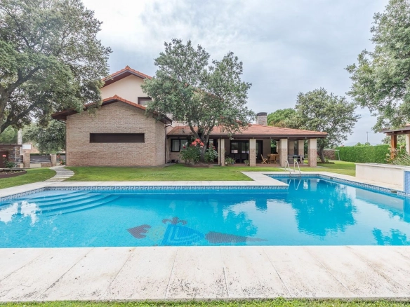 Chalet Independiente El Bosque Villaviciosa de Odon Piscina