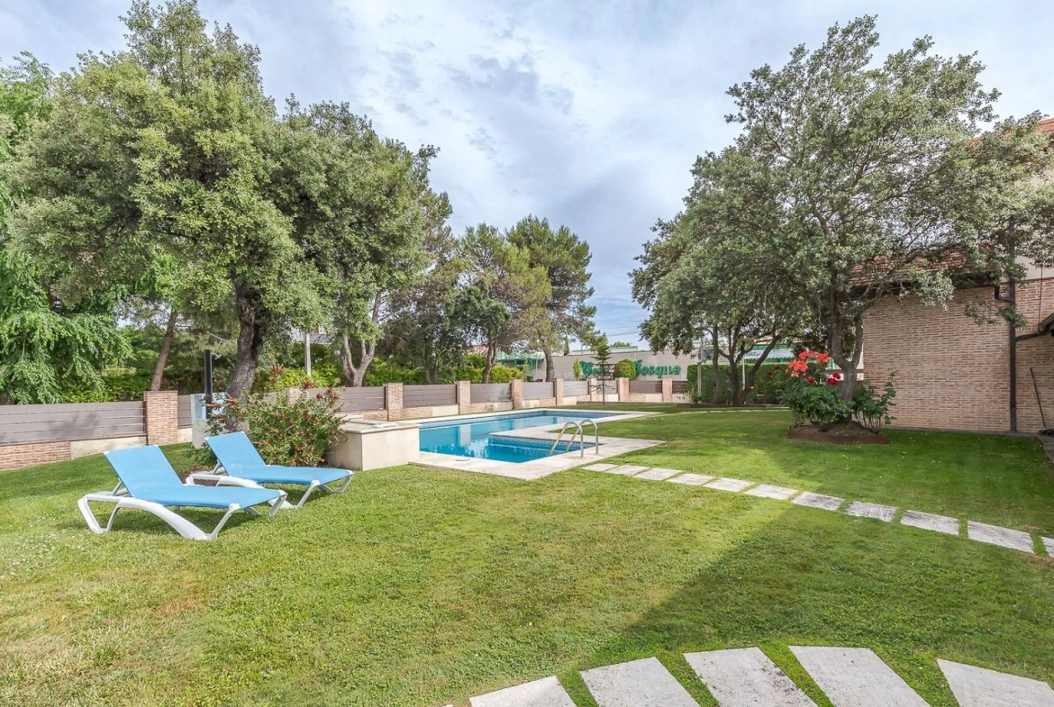 Chalet Independiente El Bosque Villaviciosa de Odon Salon Piscina