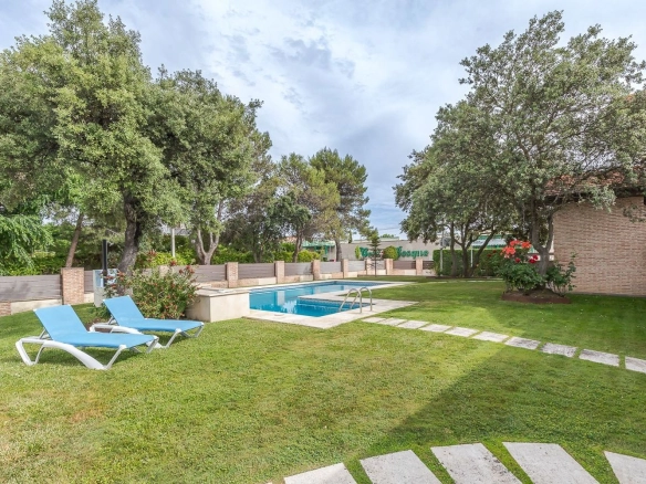 Chalet Independiente El Bosque Villaviciosa de Odon Salon Piscina