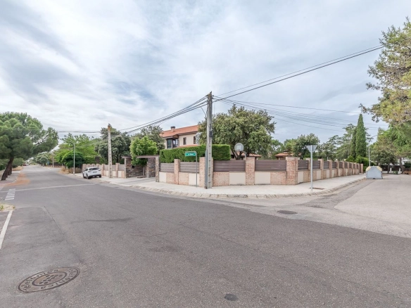 Chalet Independiente El Bosque Villaviciosa de Odon Urbanizacion