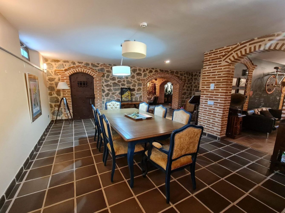 Chalet Independiente Villaviciosa de Odon Comedor