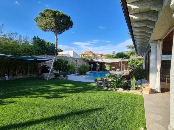 Chalet Independiente Villaviciosa de Odon Piscina