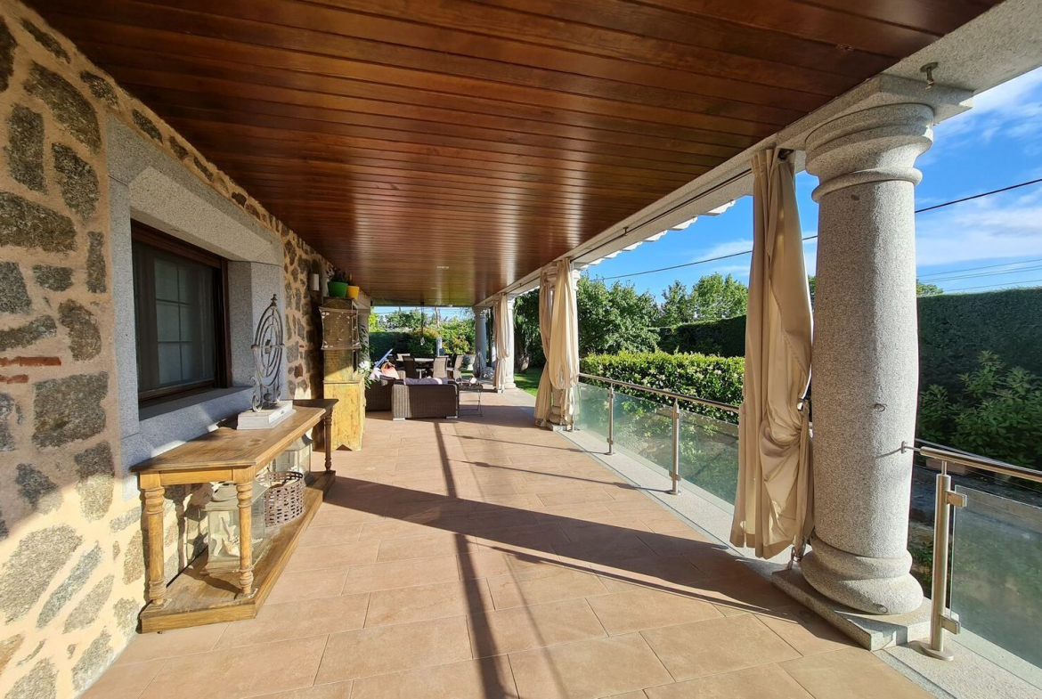 Chalet Independiente Villaviciosa de Odon Porche