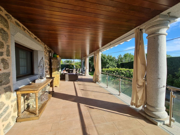 Chalet Independiente Villaviciosa de Odon Porche