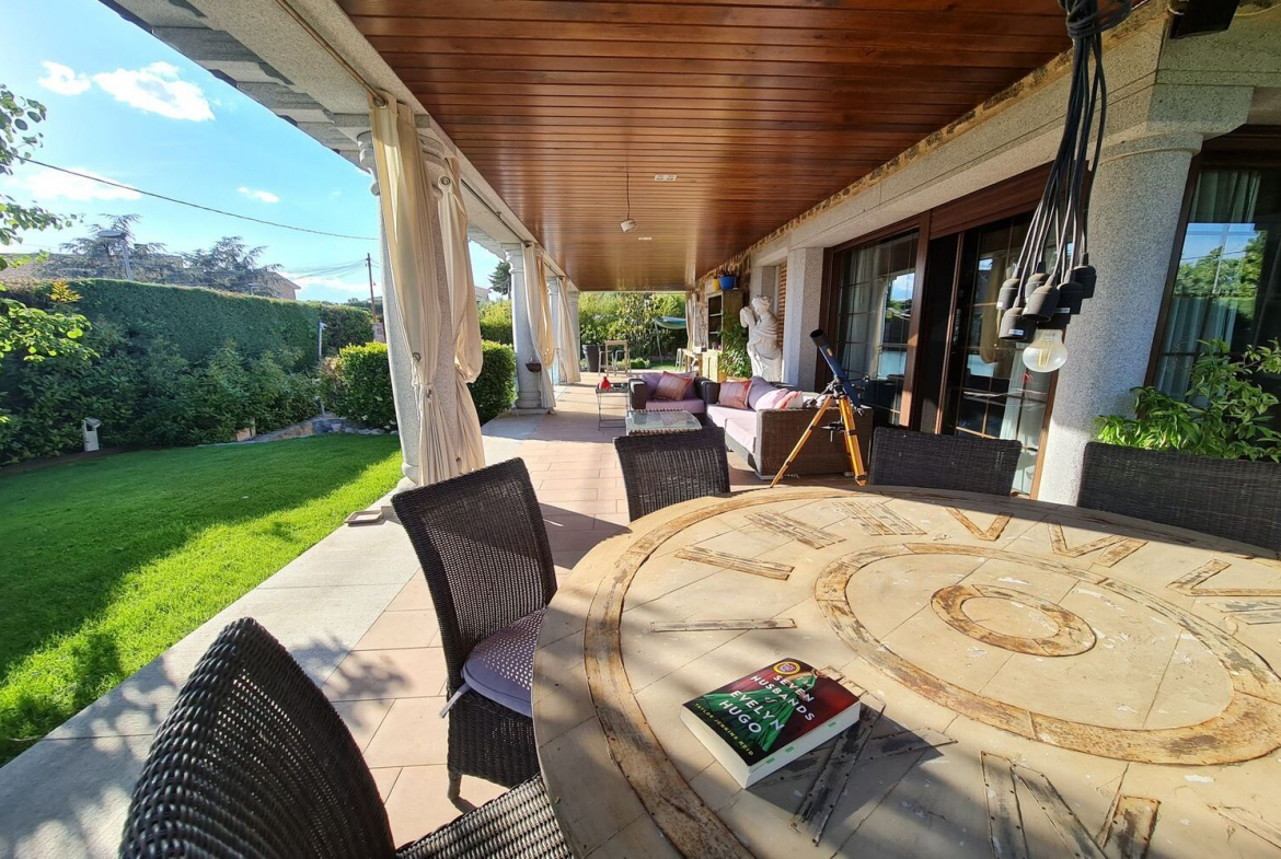 Chalet Independiente Villaviciosa de Odon Porche