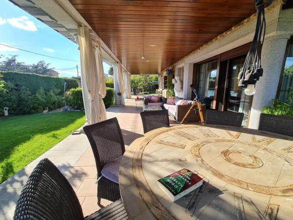 Chalet Independiente Villaviciosa de Odon Porche