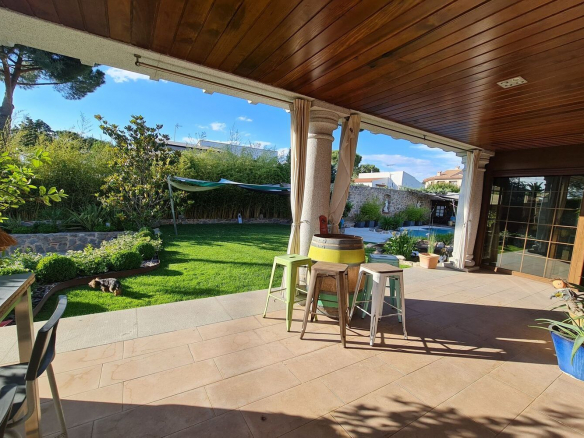 Chalet Independiente Villaviciosa de Odon Porche