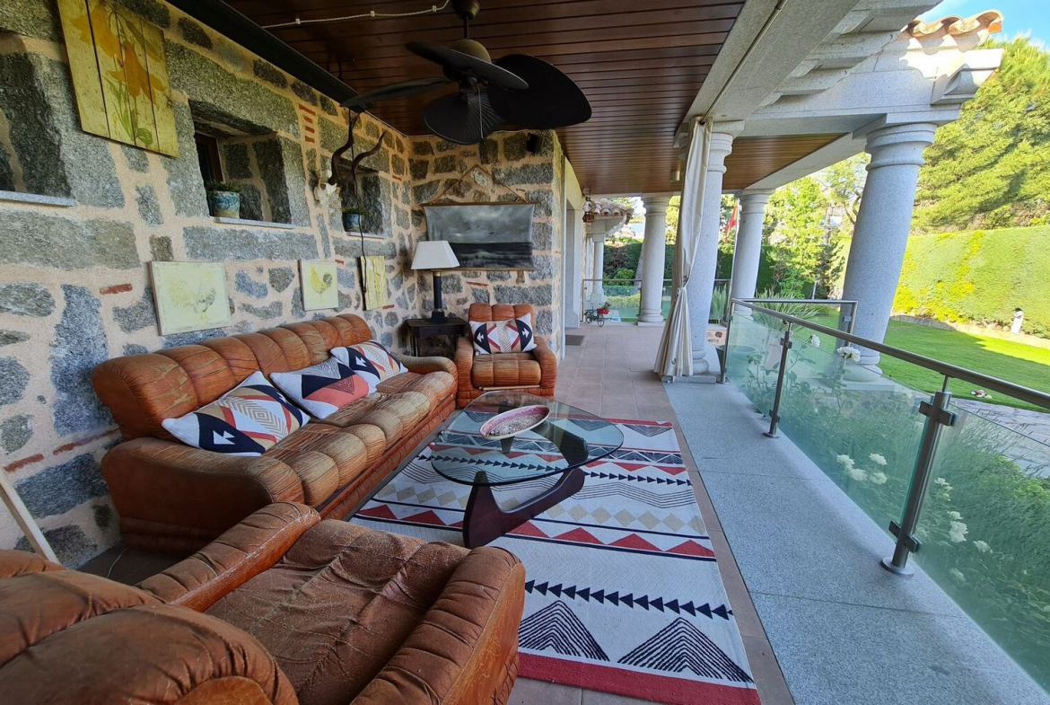 Chalet Independiente Villaviciosa de Odon Porche