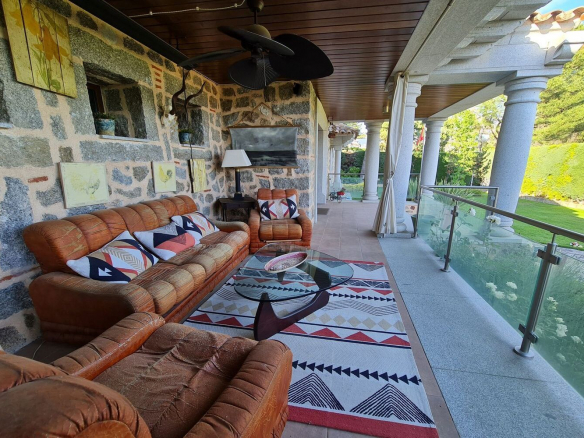 Chalet Independiente Villaviciosa de Odon Porche