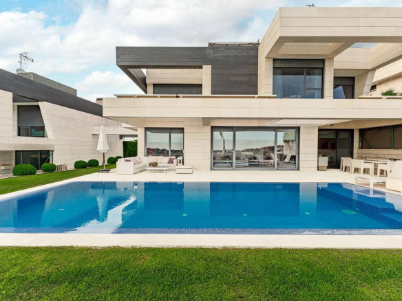 Chalet Independiente en Boadilla del Monte Piscina