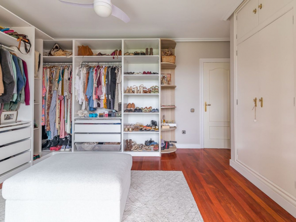 Chalet La Mazuela Dormitorio Principal Vestidor