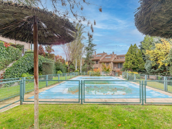 Chalet La Mazuela Piscina