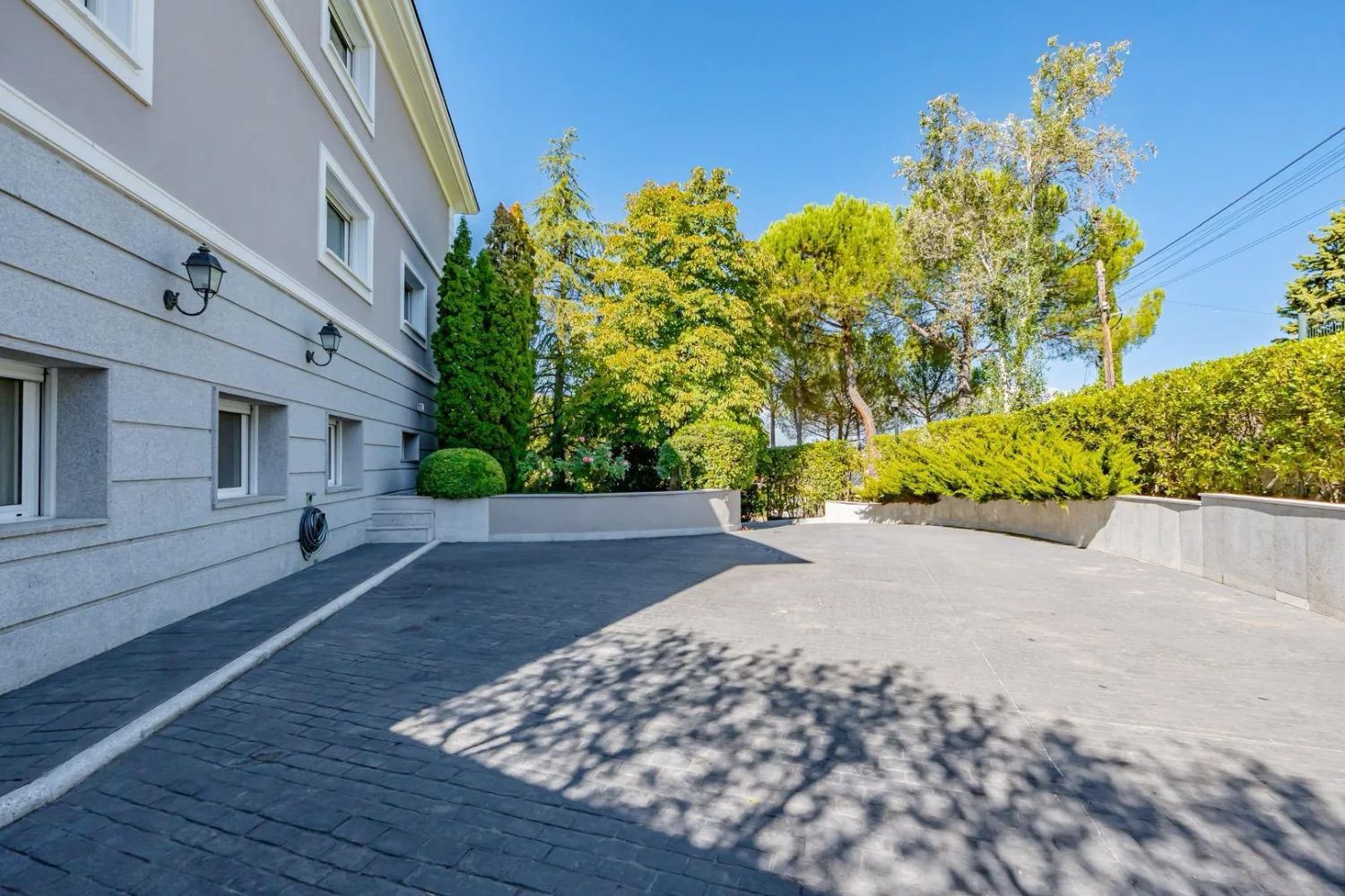 Chalet-Lujo-La-Chopera-Entrada-Garaje-01