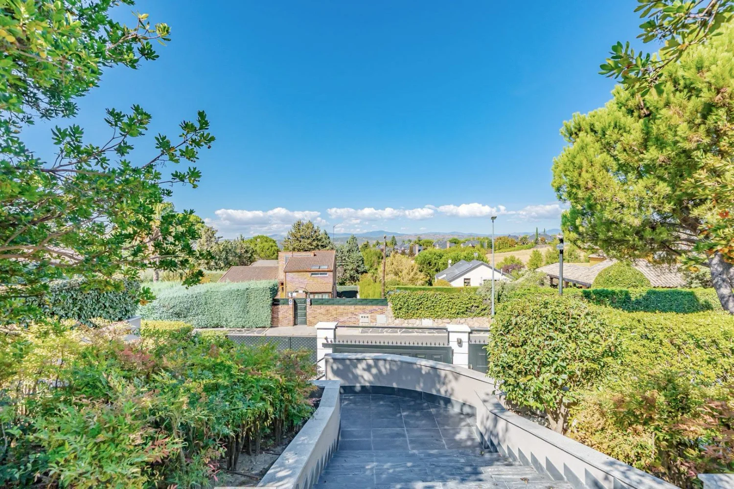 Chalet-Lujo-La-Chopera-Jardin-02