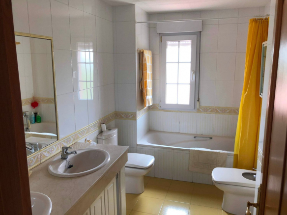 Chalet Monte Rozas Bano 01