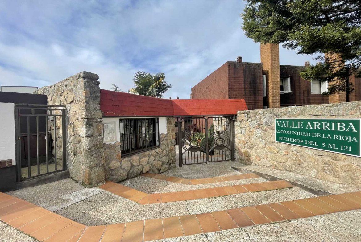 Chalet Pareado El Burgo Entrada Urbanizacion