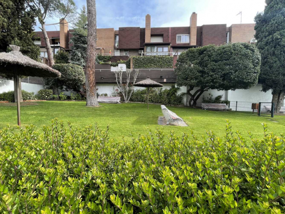 Chalet Pareado El Burgo Jardin Urbanizacion