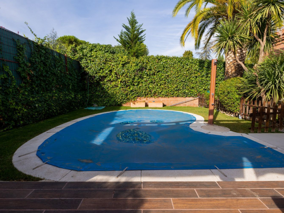 Chalet Pareado en Pozuelo de Alarcon Piscina