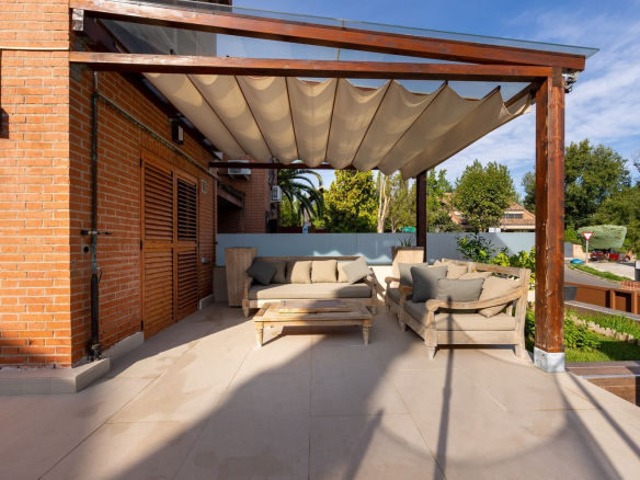 Chalet Pareado en Pozuelo de Alarcon Porche