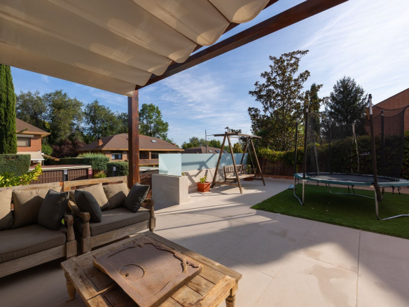 Chalet Pareado en Pozuelo de Alarcon Porche