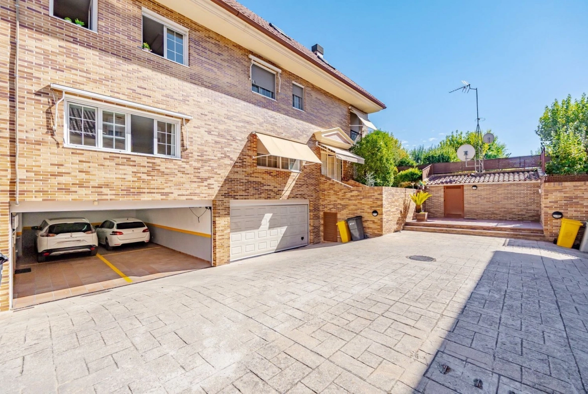 Chalet Pareado Pozuelo Garaje Entrada