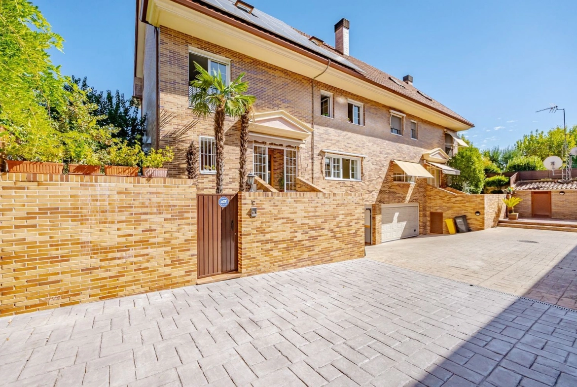 Chalet Pareado Pozuelo Garaje Entrada