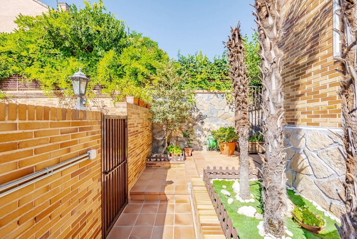 Chalet Pareado Pozuelo Jardin Entrada