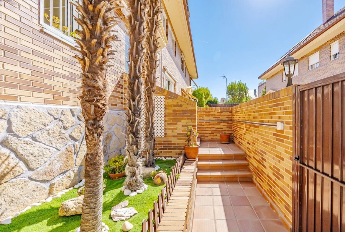 Chalet Pareado Pozuelo Jardin Entrada