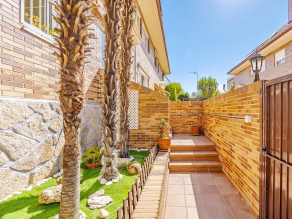 Chalet Pareado Pozuelo Jardin Entrada