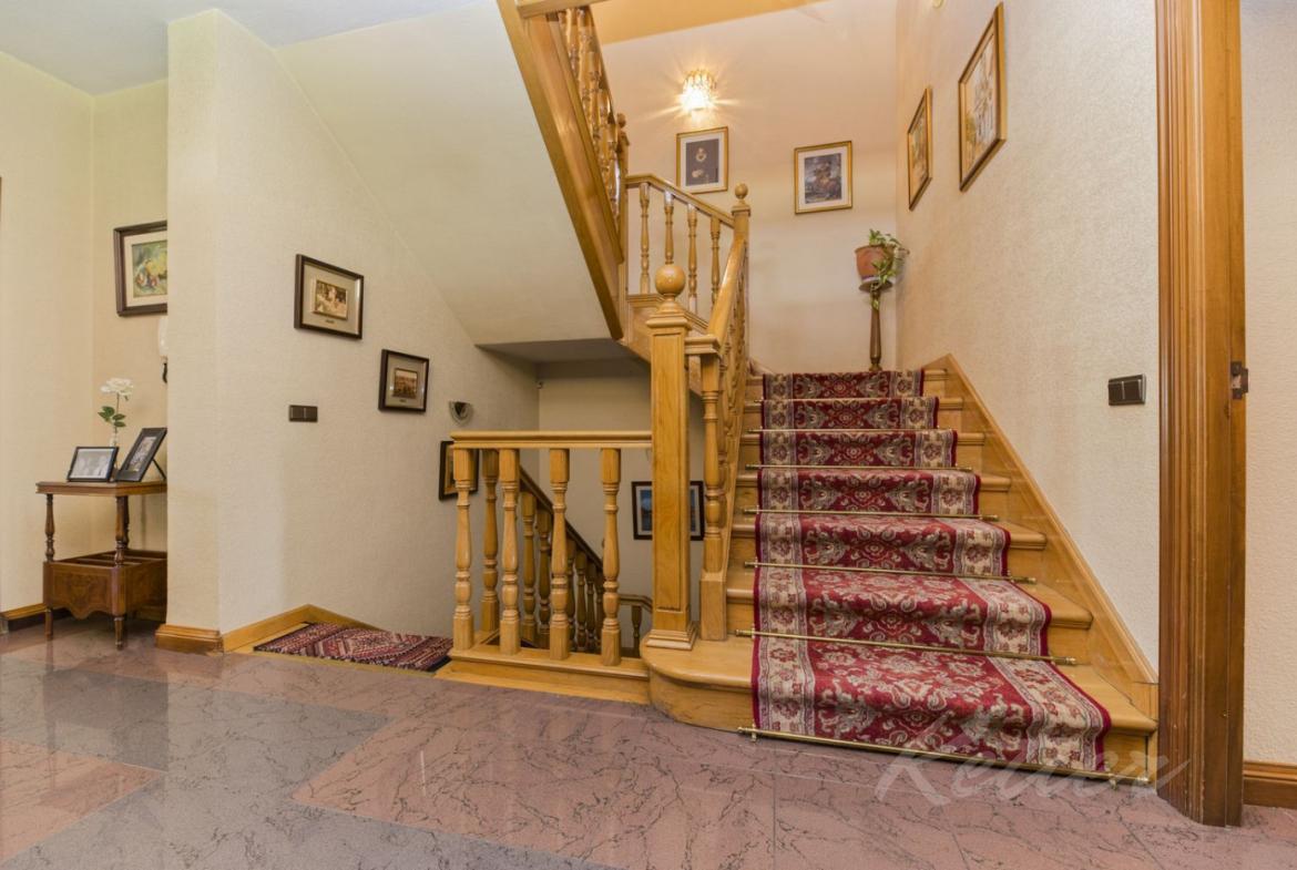 Gran Chalet Las Lomas Escalera 01