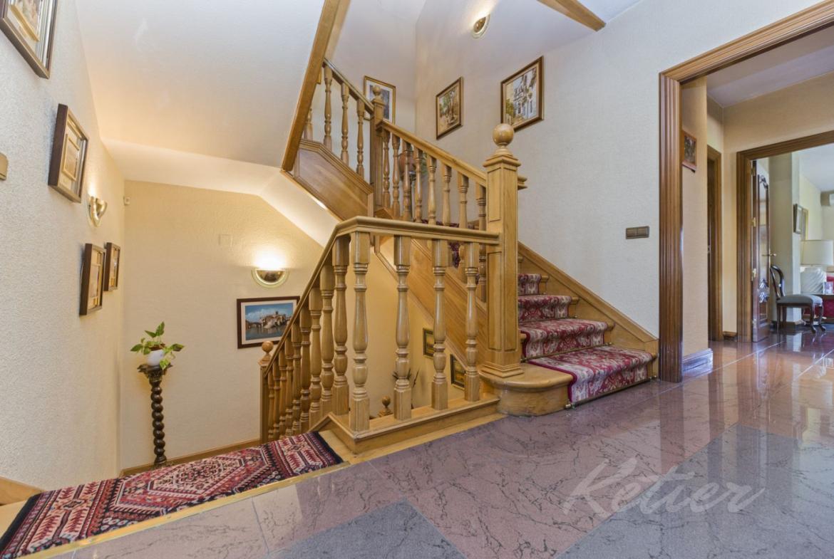 Gran Chalet Las Lomas Escalera 02