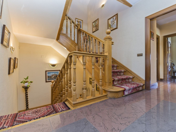 Gran Chalet Las Lomas Escalera 02