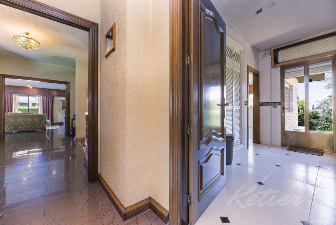 Gran Chalet Las Lomas Pasillo 01