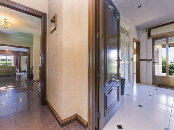 Gran Chalet Las Lomas Pasillo 01