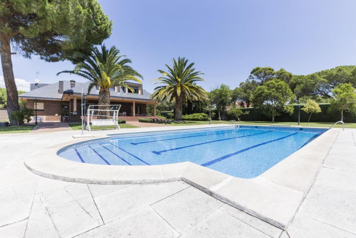 Gran Chalet Las Lomas Piscina 01