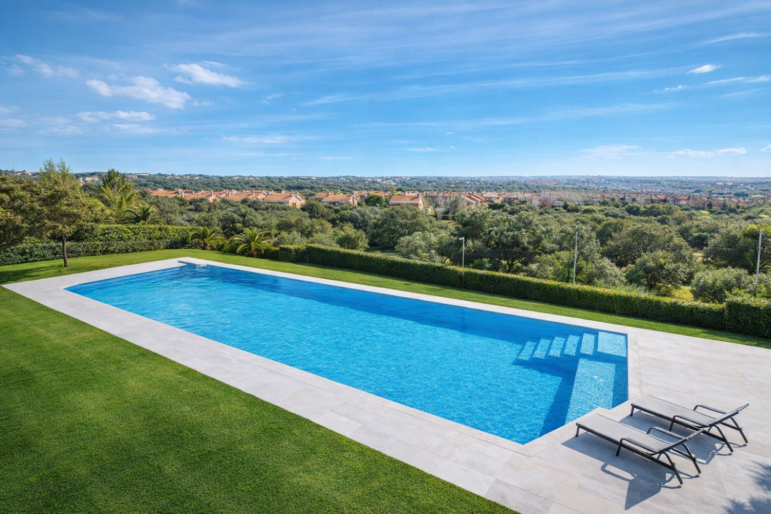 Pool and natural backdrop – Golf Las Rozas
