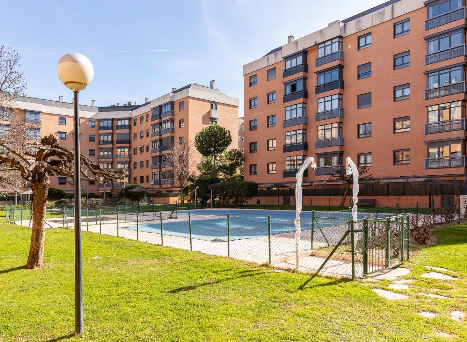 Piso-Bajo-con-Terraza-Piscina-Urbanizacion-04